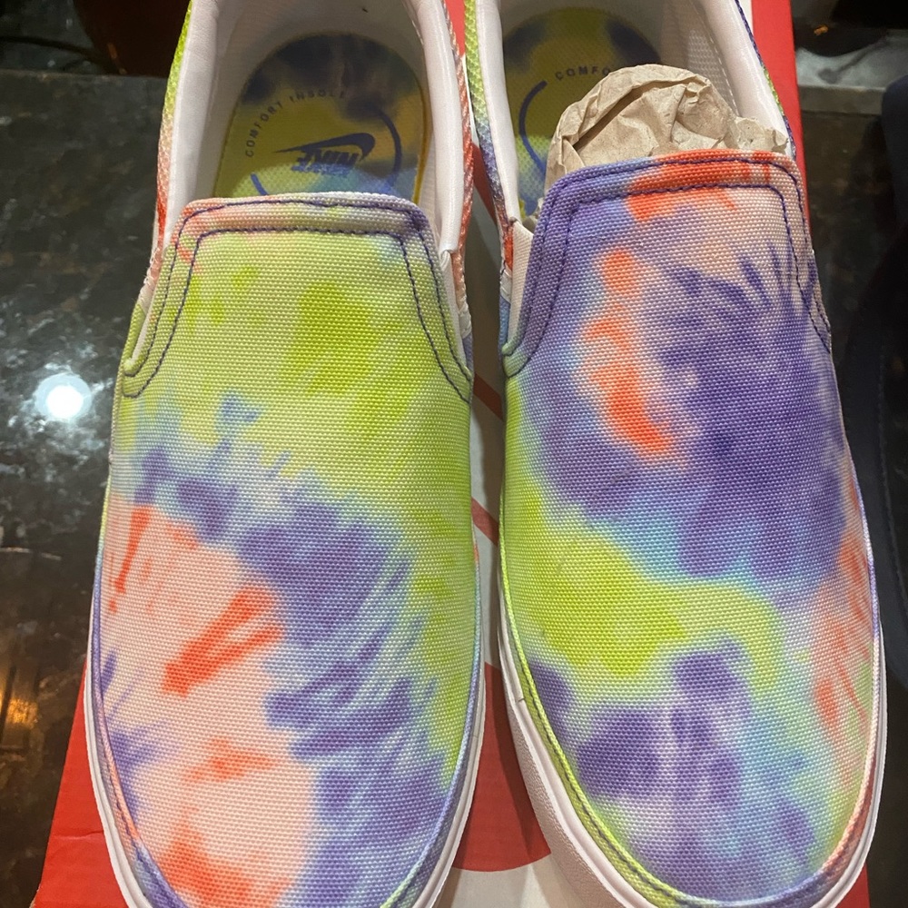 Nike slip on tie dye shoes - Picture 3 of 5